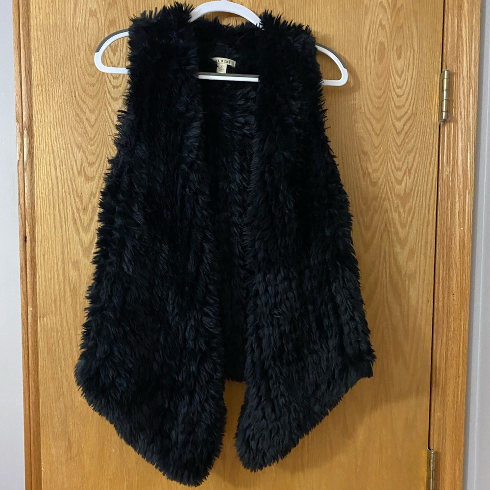 Black fuzzy vest size small